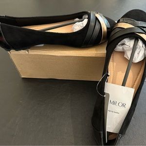 Women’s Black Flats (size 6)